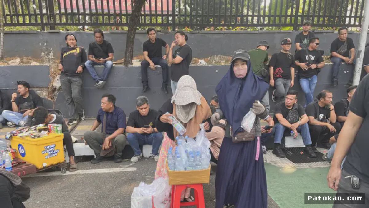 Judul: Jakarta — Pedagang Air Mineral dan Kopi Raup Cuan di Tengah Demo Senayan