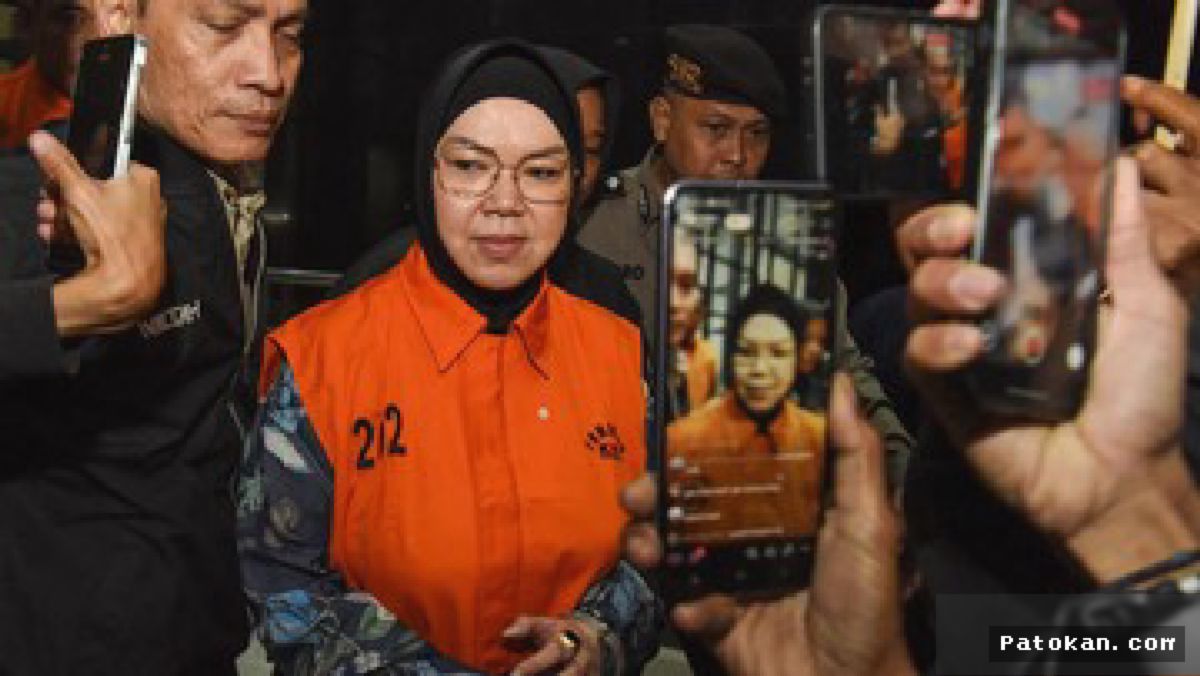Solo — Komisi Pemberantasan Korupsi (KPK) melakukan penggeledahan intensif di sebuah rumah