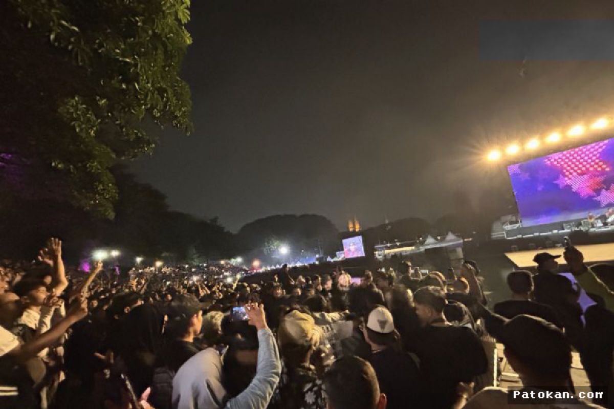 Jakarta — Ribuan Warga Padati Lapangan Banteng Saksikan Final Piala Dunia