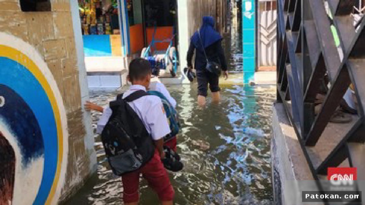 Banjir Rob Melumpuhkan Sekolah di Pesisir Surabaya