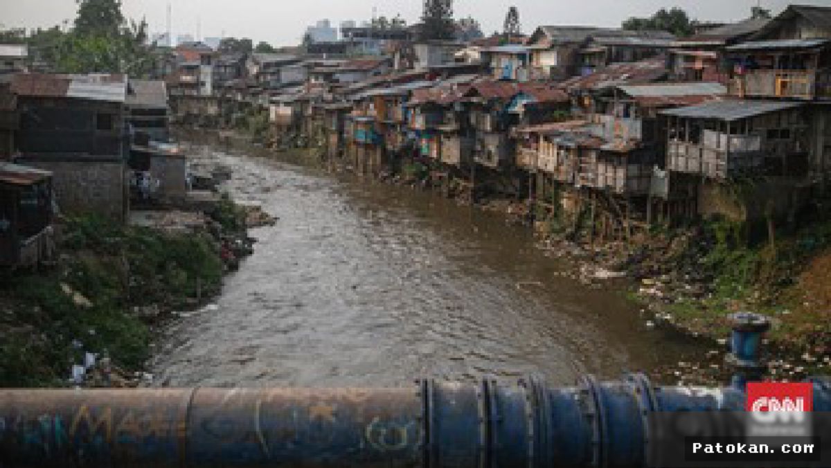 Jakarta Utara — Wanita Mencebur ke Sungai Usai Tertangkat Mencuri Minimarket